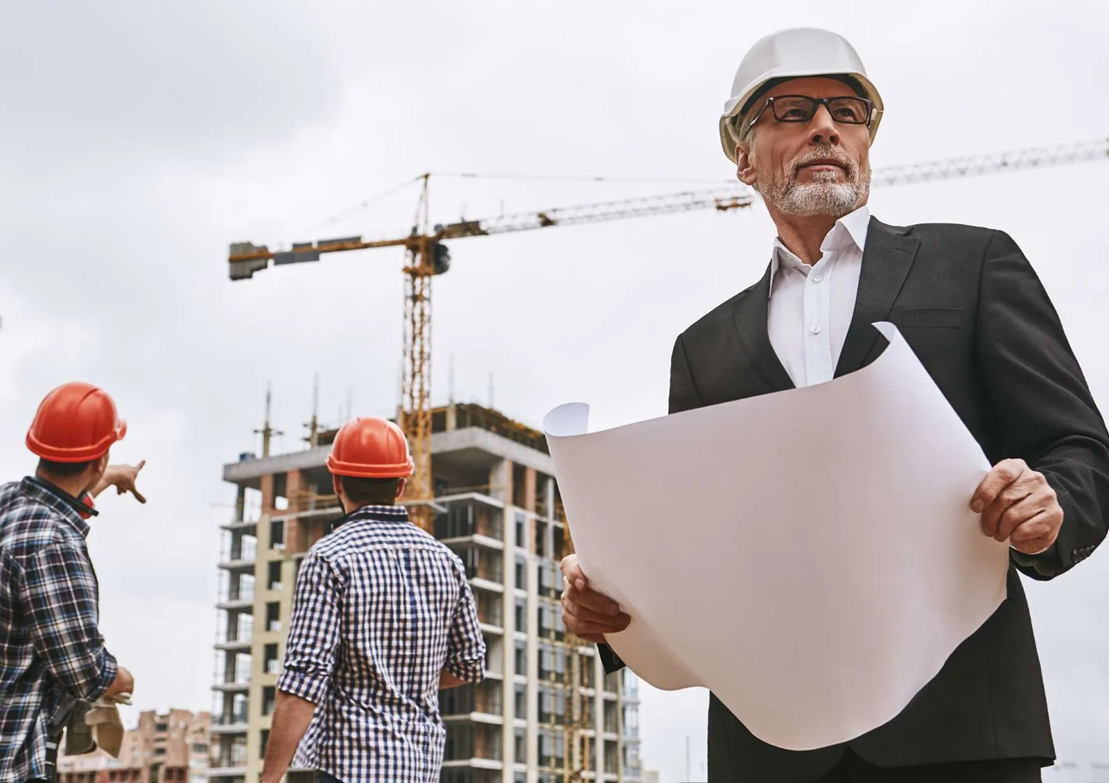 مهندس يراجع مخططات في موقع العمل